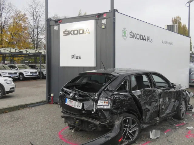FOTO: Řidič nákladního auta sjel z dálnice a zdemoloval téměř třicet aut. Škoda přesáhla osm milionů