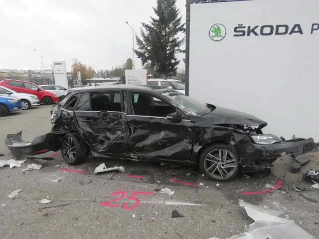 FOTO: Řidič nákladního auta sjel z dálnice a zdemoloval téměř třicet aut. Škoda přesáhla osm milionů