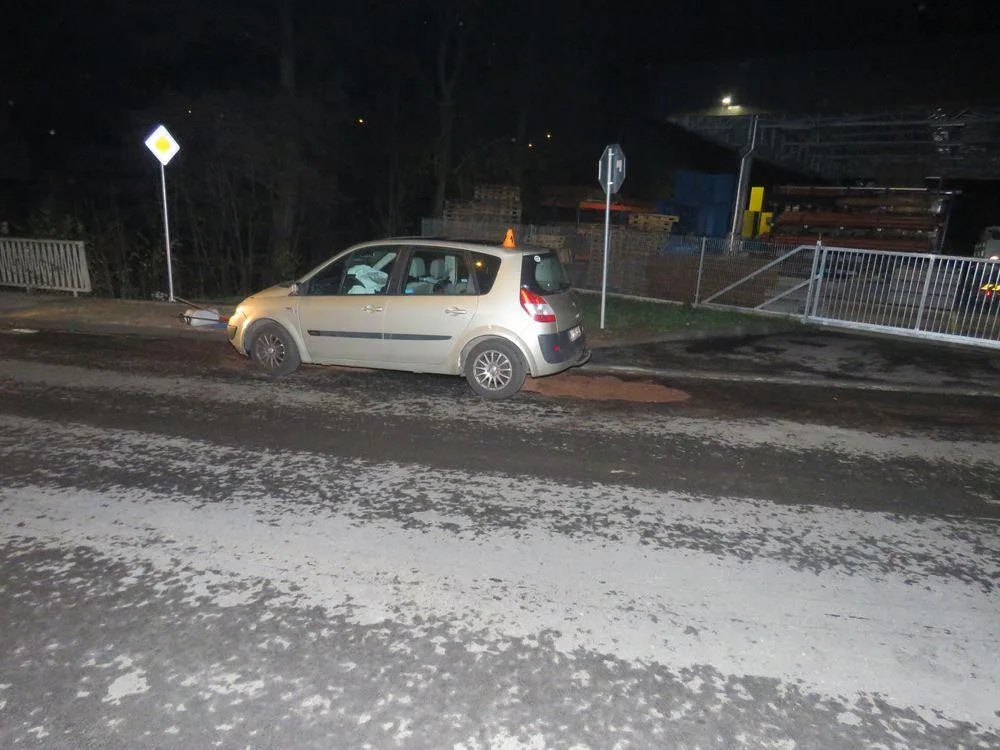 Řidička v Konici najela na nedovřený kanál, vystřelily jí airbagy