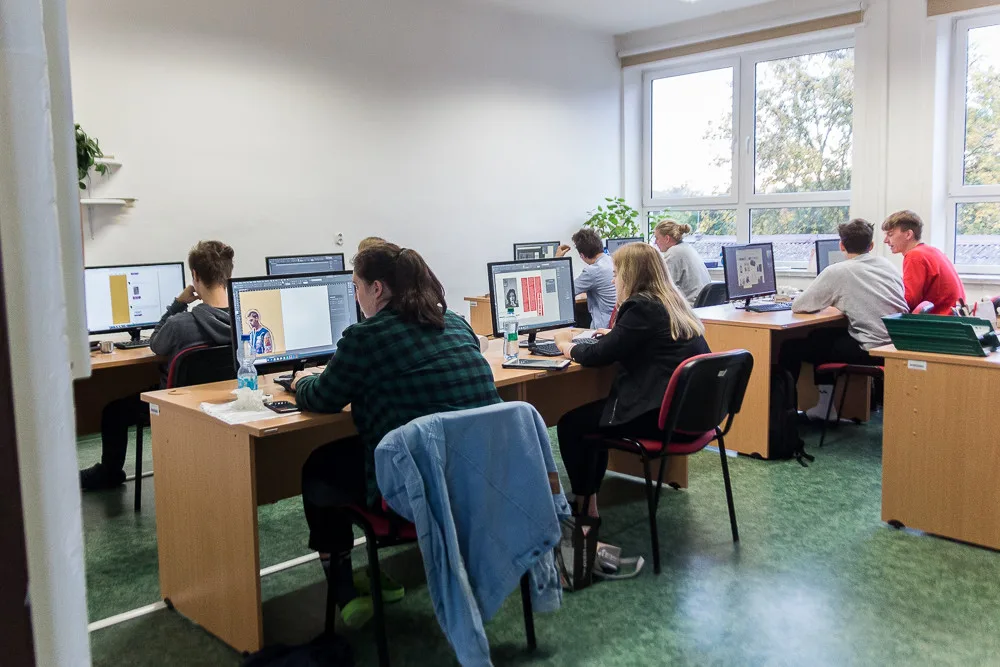 Studovat na olomoucké Polygrafce je jako stát jednou nohou přímo v profesním životě, říká tamní studentka Klára