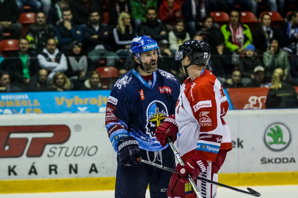 FOTOGALERIE: Vyprodaná plecharéna v Olomouci sledovala prohru Kohoutů s Jágrovým Kladnem