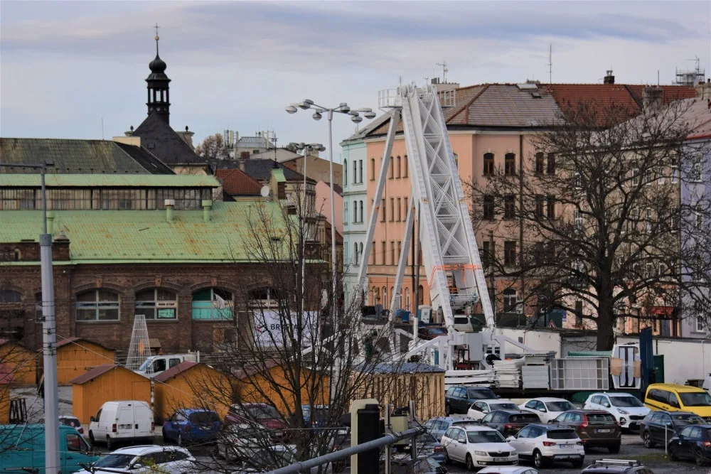 FOTO: Na tržnici roste ruské kolo, které bude součástí vánočních trhů. Podívejte se