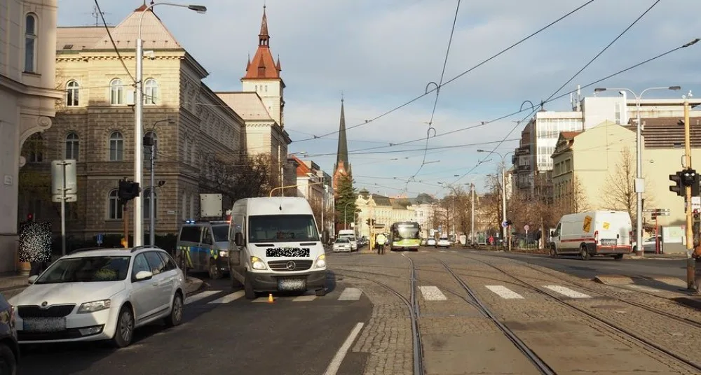 Řidič dodávky srazil ženu na přechodu u Drápala. Policie hledá svědky