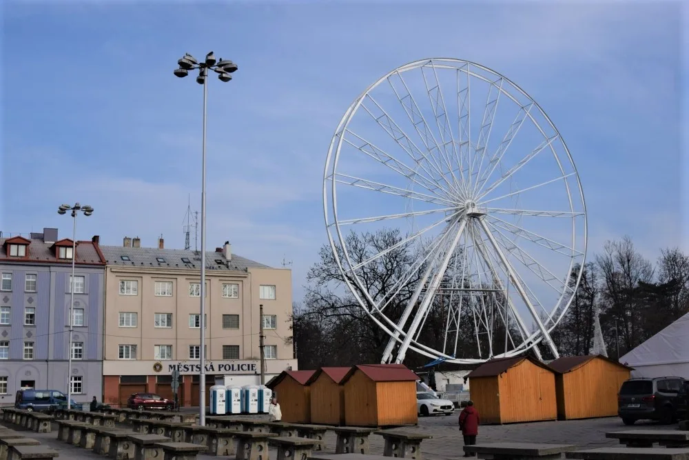 PŘEHLED: U Tržnice už stojí třicetimetrové kolo. Známe otevírací dobu i cenu lístků