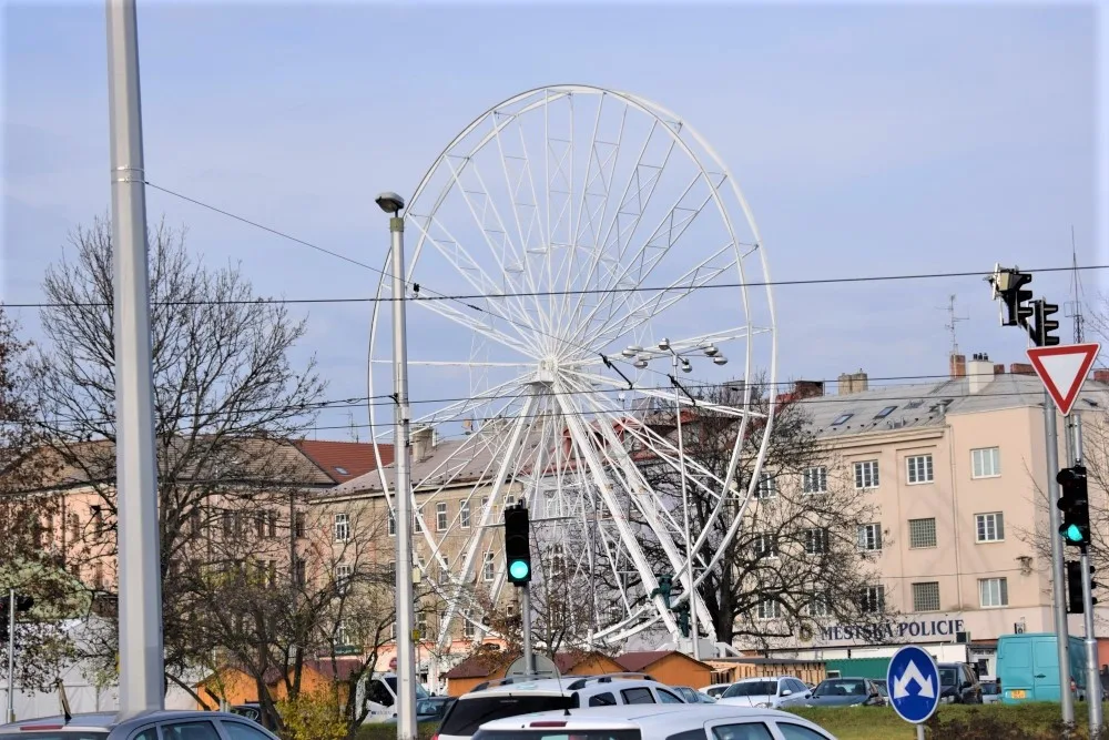 PŘEHLED: U Tržnice už stojí třicetimetrové kolo. Známe otevírací dobu i cenu lístků
