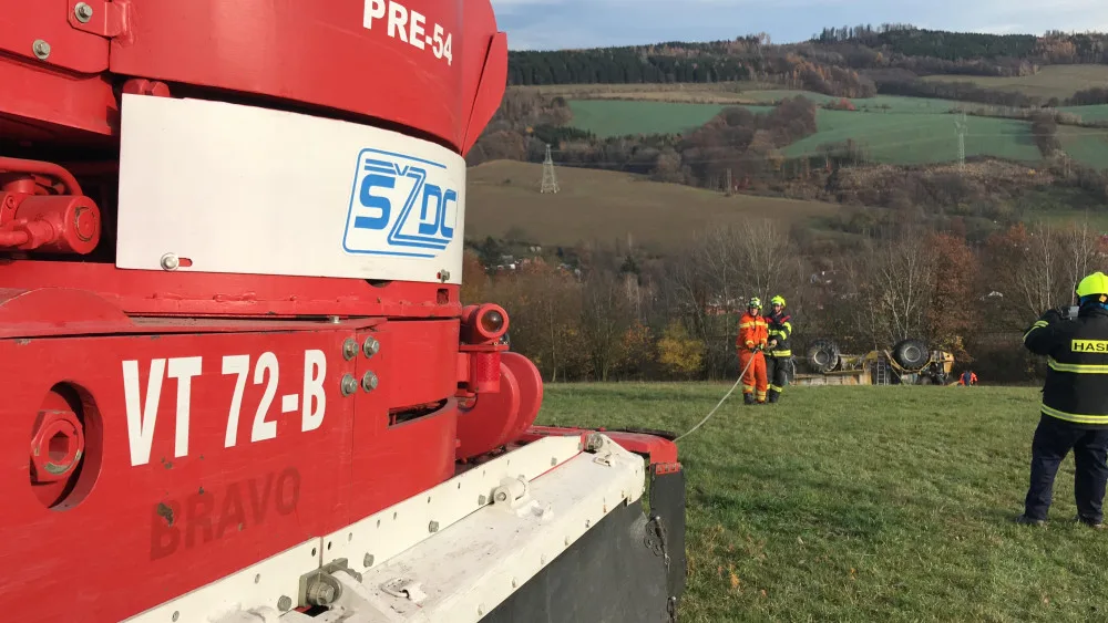 FOTO: U převráceného zemědělského stroje zasahovali hasiči s tankem