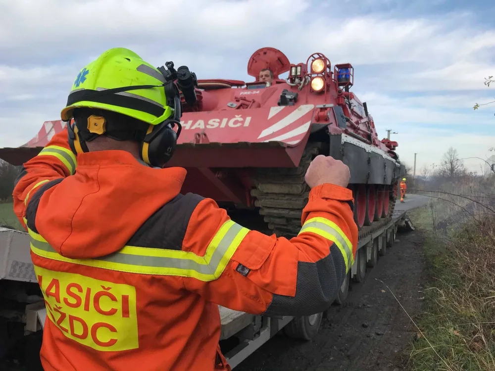 FOTO: U převráceného zemědělského stroje zasahovali hasiči s tankem