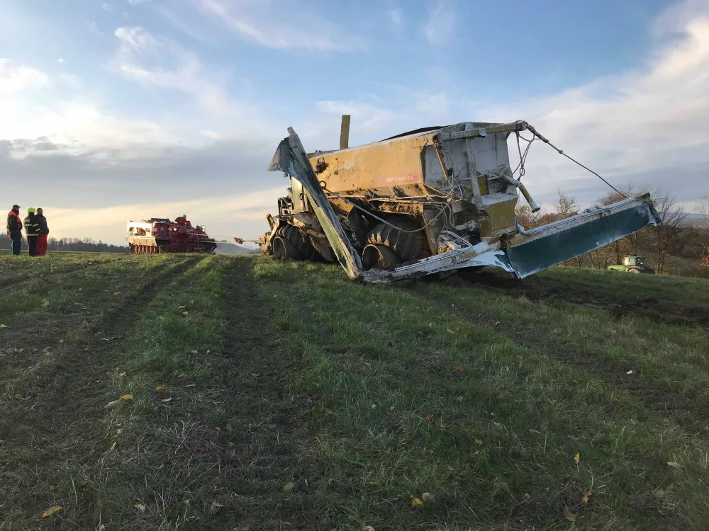 FOTO: U převráceného zemědělského stroje zasahovali hasiči s tankem