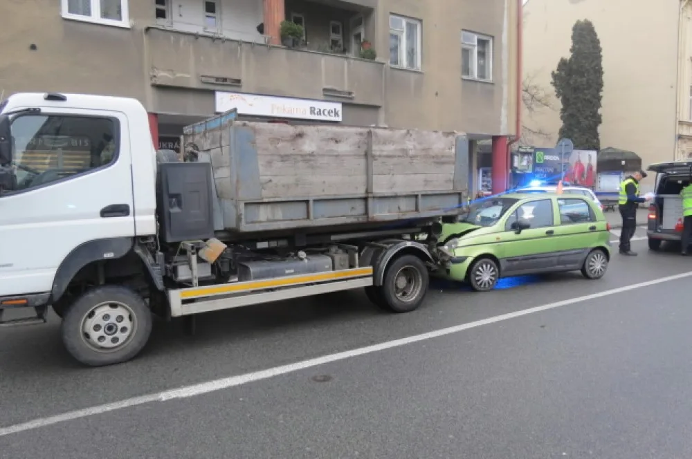 Seniorka nedodržela bezpečnou vzdálenost. Narazila do nákladního auta a zranila se