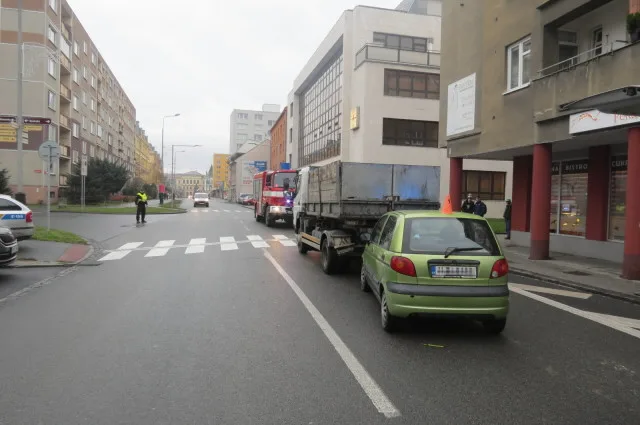 Seniorka nedodržela bezpečnou vzdálenost. Narazila do nákladního auta a zranila se