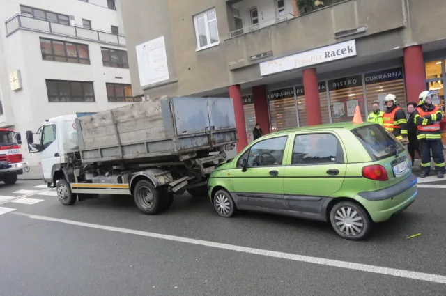 Seniorka nedodržela bezpečnou vzdálenost. Narazila do nákladního auta a zranila se