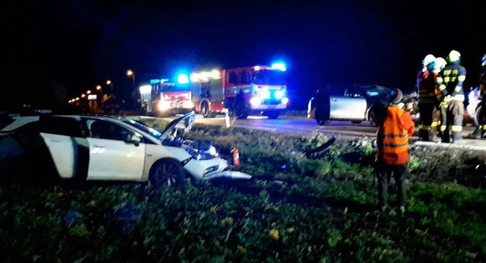 Vážná nehoda tří osobáků a jednoho nákladního vozidla si vyžádala tři zraněné osoby