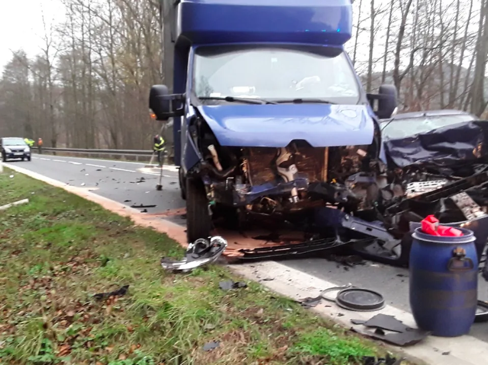 AKTUALIZOVÁNO: Po čelní srážce osobáku a dodávky je silnice již zprovozněna