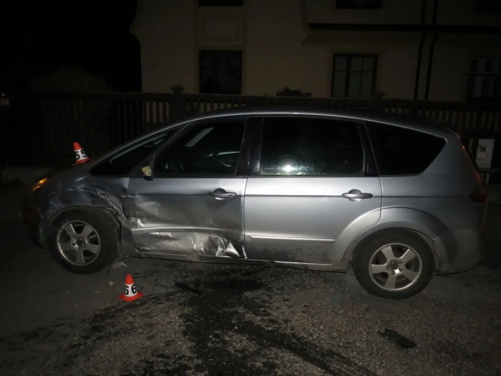 Policie hledá řidiče, který se svým autem vyjel ze silnice a narazil do oplocení a dvou zaparkovaných aut