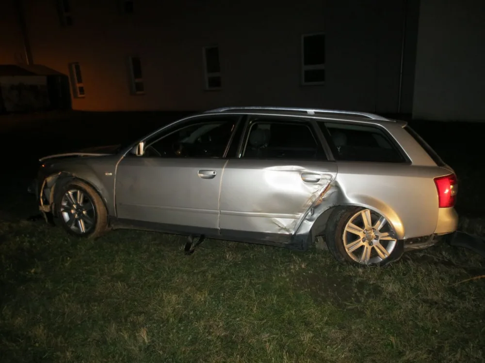 Policie hledá řidiče, který se svým autem vyjel ze silnice a narazil do oplocení a dvou zaparkovaných aut
