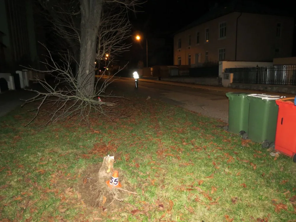 Policie hledá řidiče, který se svým autem vyjel ze silnice a narazil do oplocení a dvou zaparkovaných aut