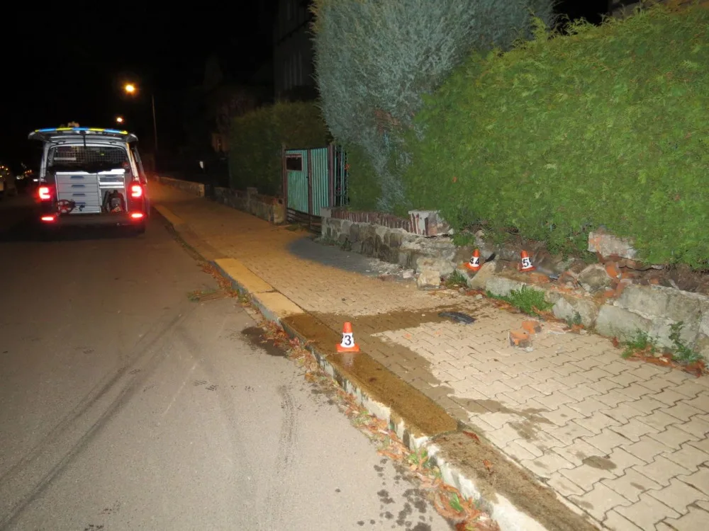 Policie hledá řidiče, který se svým autem vyjel ze silnice a narazil do oplocení a dvou zaparkovaných aut