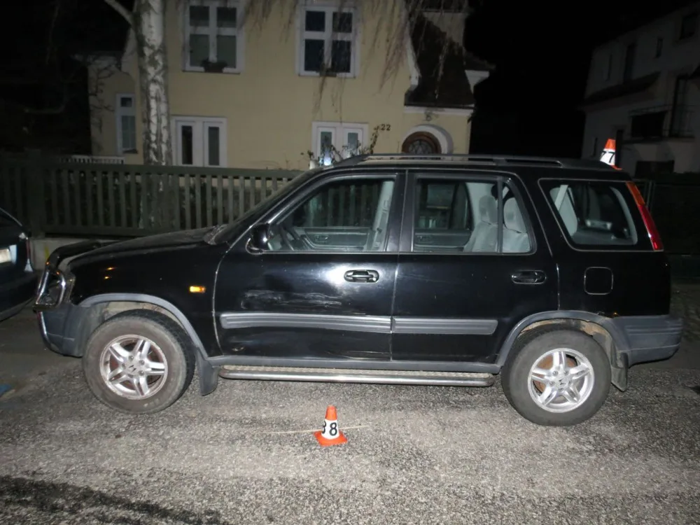 Policie hledá řidiče, který se svým autem vyjel ze silnice a narazil do oplocení a dvou zaparkovaných aut
