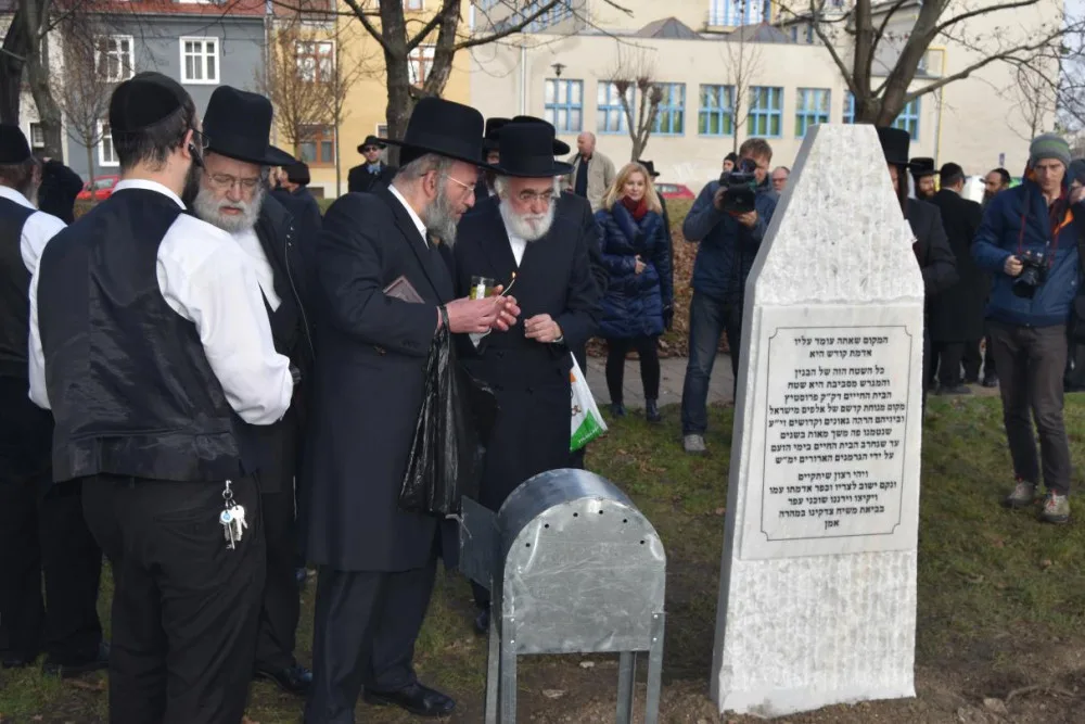 Rabína Horowitze i hřbitov v Prostějově připomíná bílý náhrobek