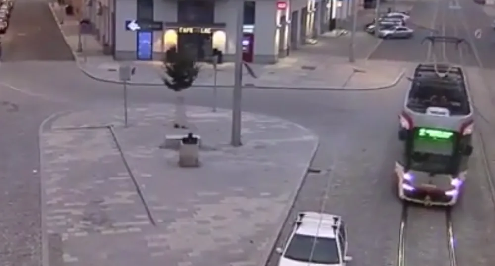 Olomoucká tramvaj, které před časem selhaly u Paláce brzdy, je opět v provozu