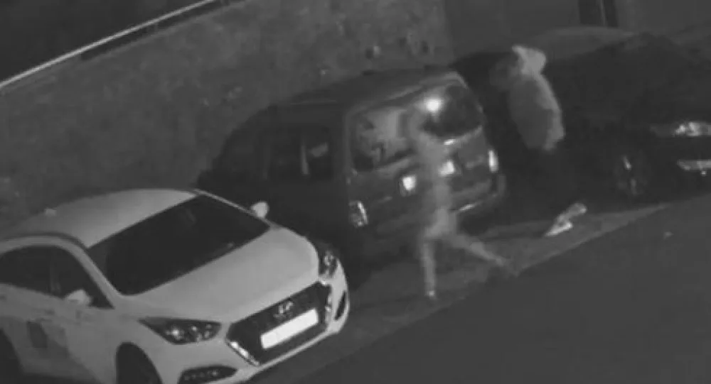 VIDEO: Policie pátrá po vandalovi, který v Olomouci poničil devět aut za jednu noc