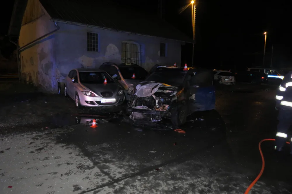 FOTO: Při nehodě začala hořet tři auta. Za nehodu nejspíš může opilý osmnáctiletý mladík