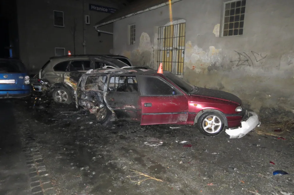 FOTO: Při nehodě začala hořet tři auta. Za nehodu nejspíš může opilý osmnáctiletý mladík