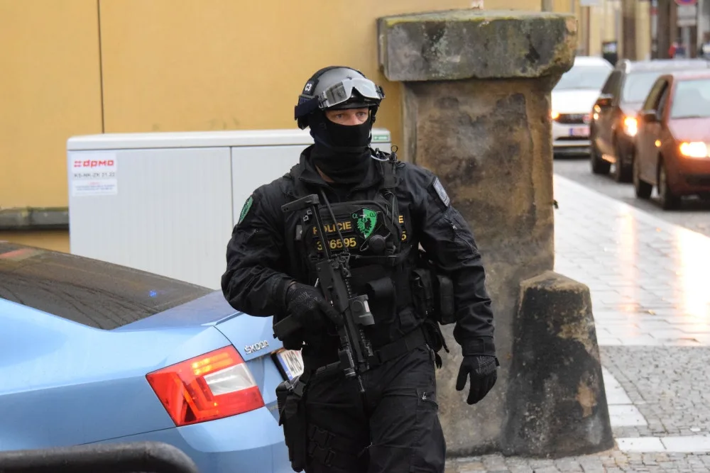 FOTO/VIDEO: Věstonická venuše je v Olomouci. Na její cestu do muzea dohlíželi policisté