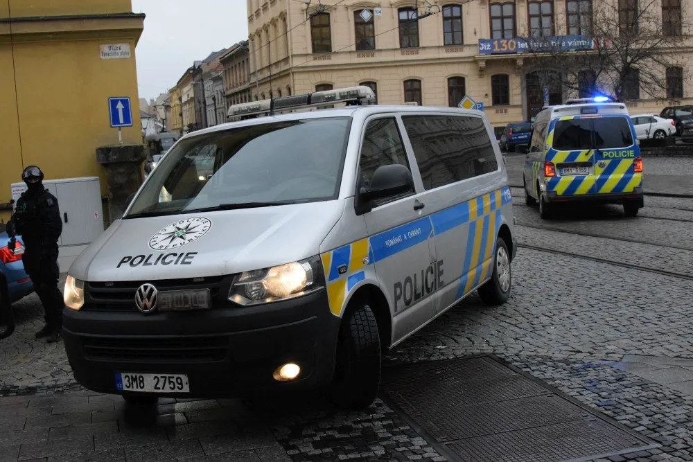 FOTO/VIDEO: Věstonická venuše je v Olomouci. Na její cestu do muzea dohlíželi policisté