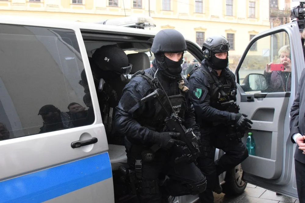 FOTO/VIDEO: Věstonická venuše je v Olomouci. Na její cestu do muzea dohlíželi policisté