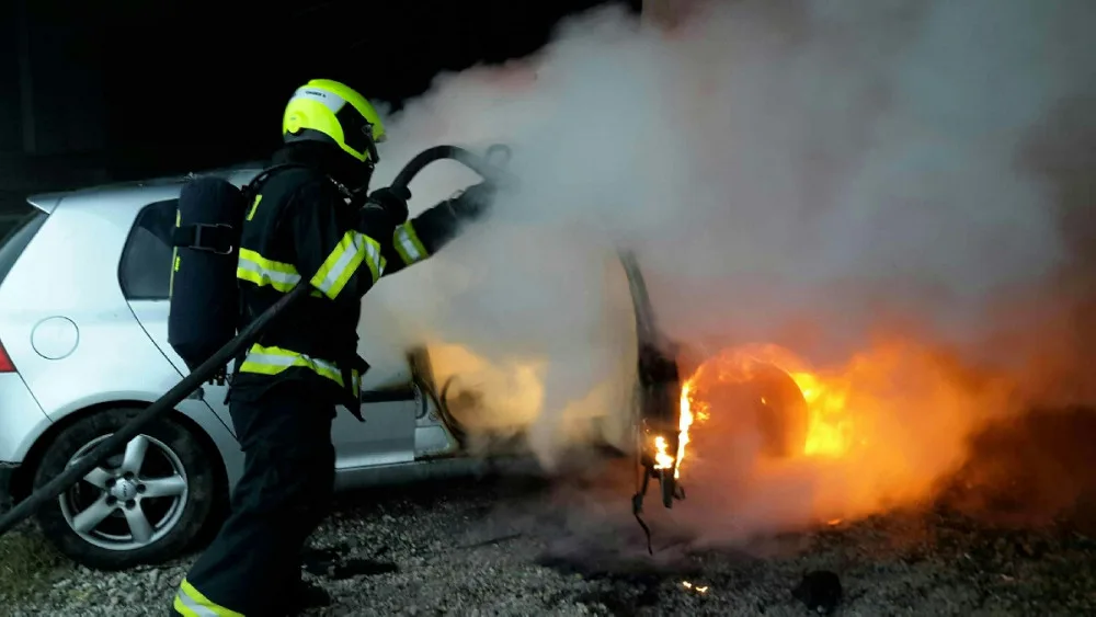Hasiči dnes ráno zasahovali u požáru auta u Olomouce