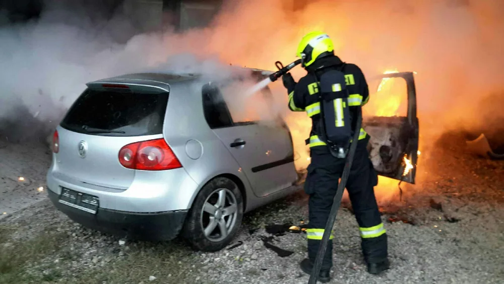 Hasiči dnes ráno zasahovali u požáru auta u Olomouce