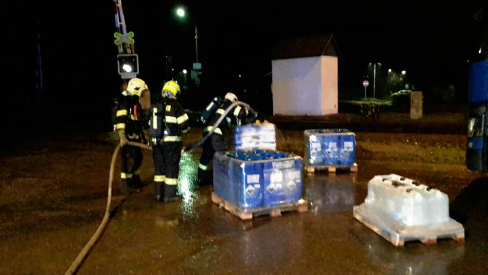 FOTO: Na silnici vytekla kyselina dusičná. Hasiči ji museli přečerpat