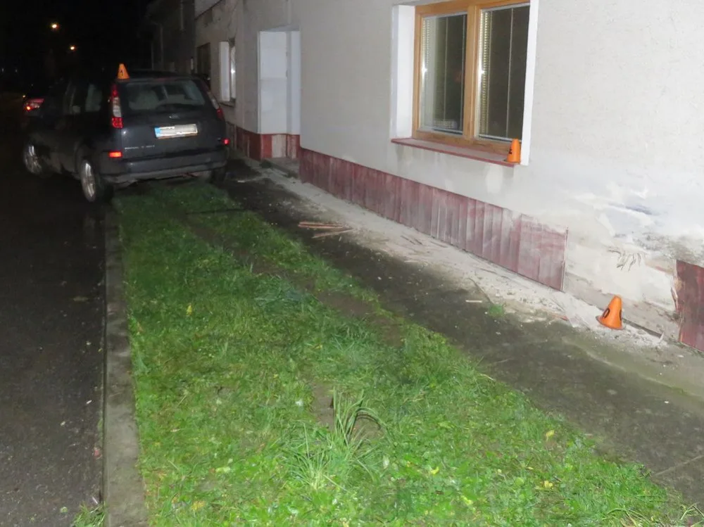 VIDEO: Dva nezletilí chlapci při noční projížďce narazili do domu, spolujezdec se zranil