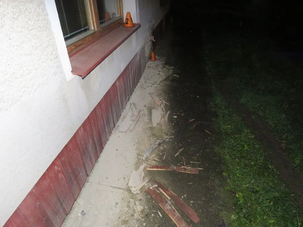 VIDEO: Dva nezletilí chlapci při noční projížďce narazili do domu, spolujezdec se zranil