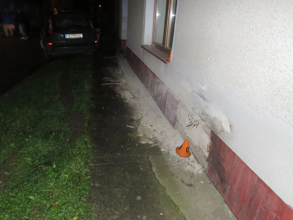 VIDEO: Dva nezletilí chlapci při noční projížďce narazili do domu, spolujezdec se zranil
