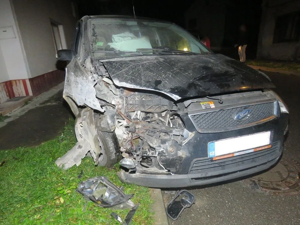 VIDEO: Dva nezletilí chlapci při noční projížďce narazili do domu, spolujezdec se zranil