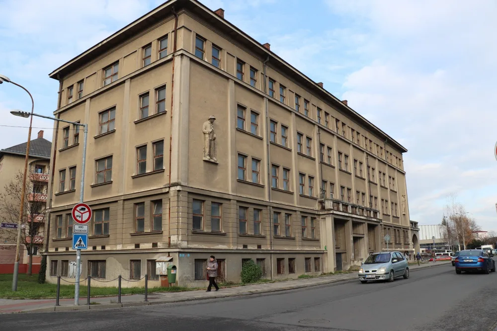 Armádní dům, který byl dlouho bez využití.