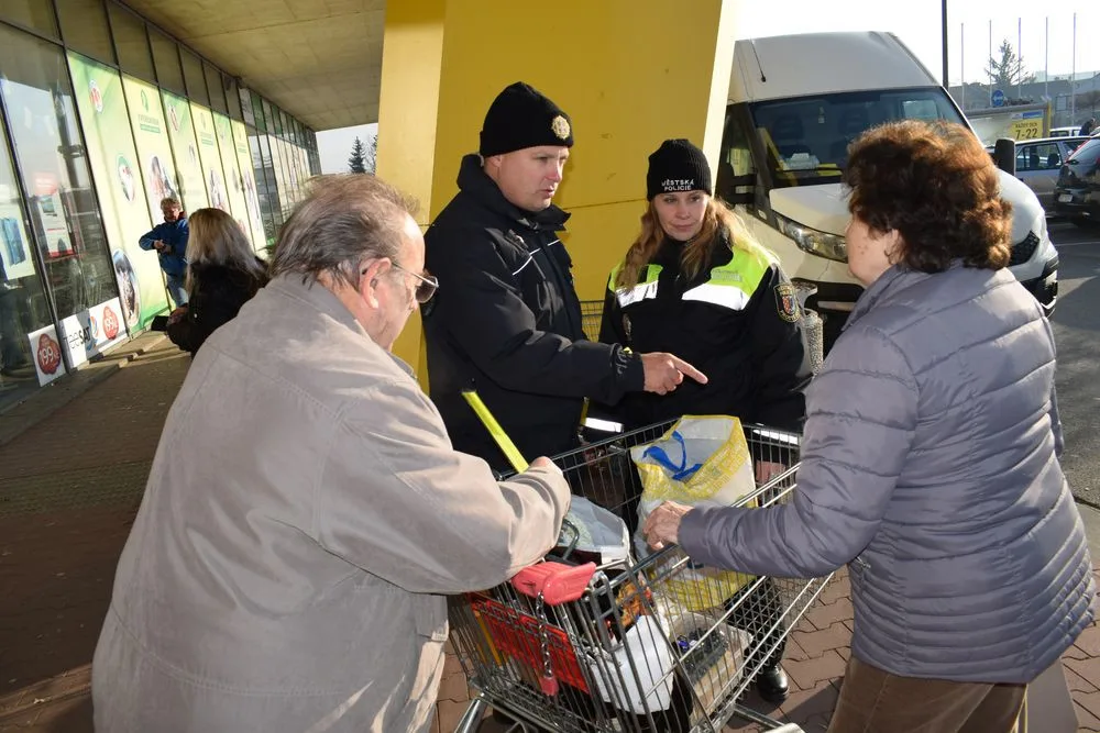 FOTO: Policie varuje před zloději u nákupních center