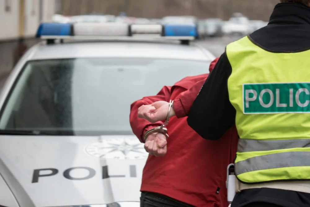 Útočník před casinem napadl mladého muže, zlomil mu nos a vyrazil tři zuby