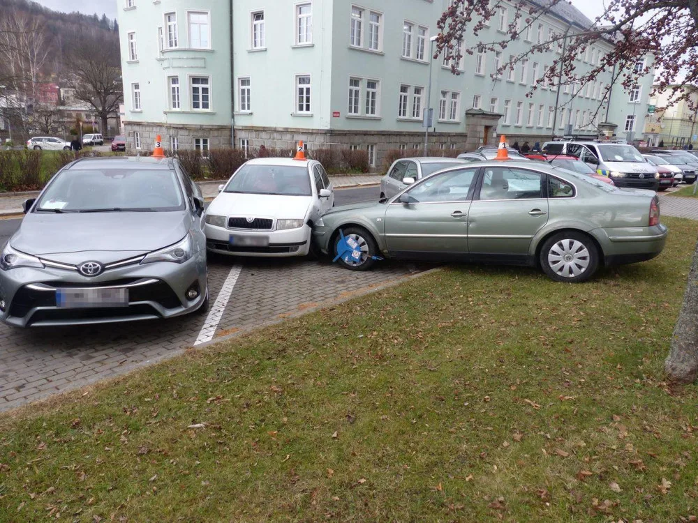 Muž chtěl na autě vyměnit blatník, auto se rozjelo z kopce