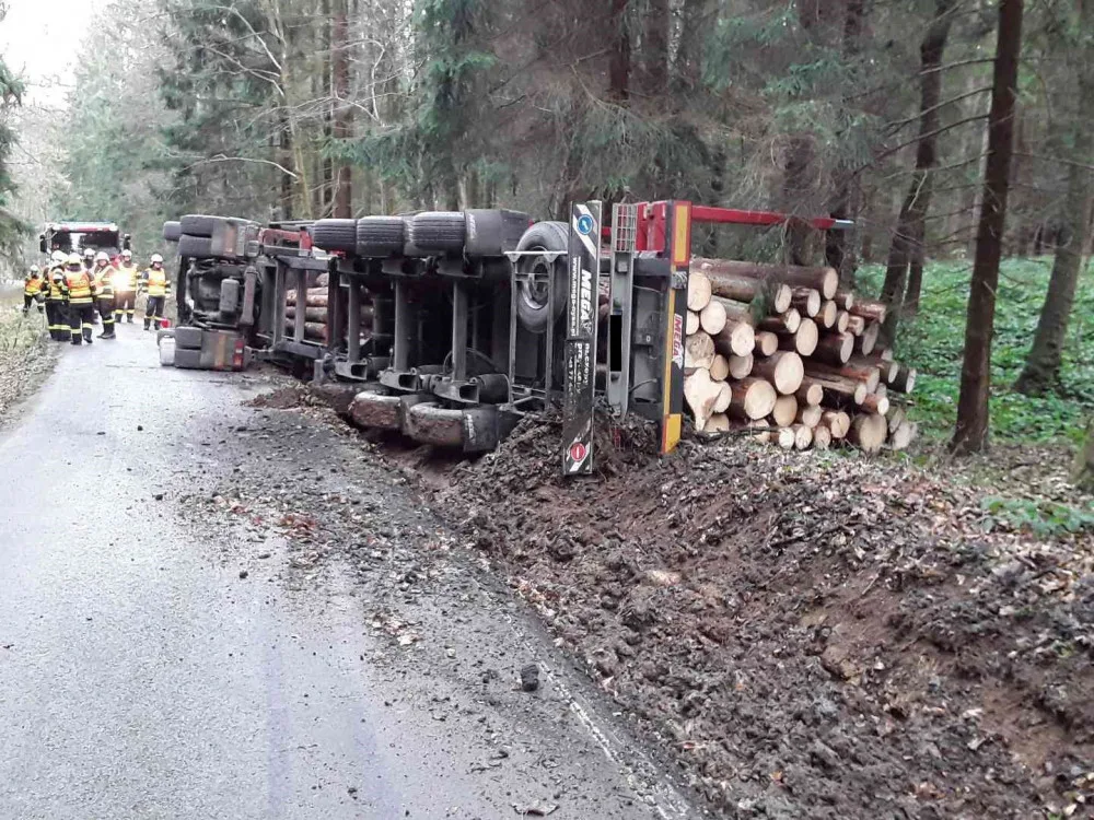 Za Horním Štěpánovem se převrátil tahač