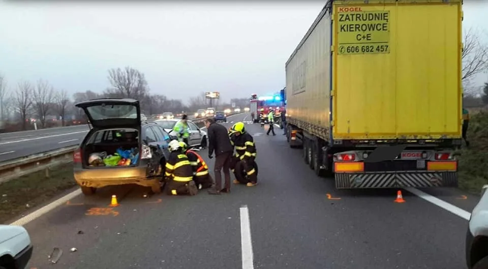 Nehoda tří aut a kamionu komplikovala provoz u Globusu před Olomoucí