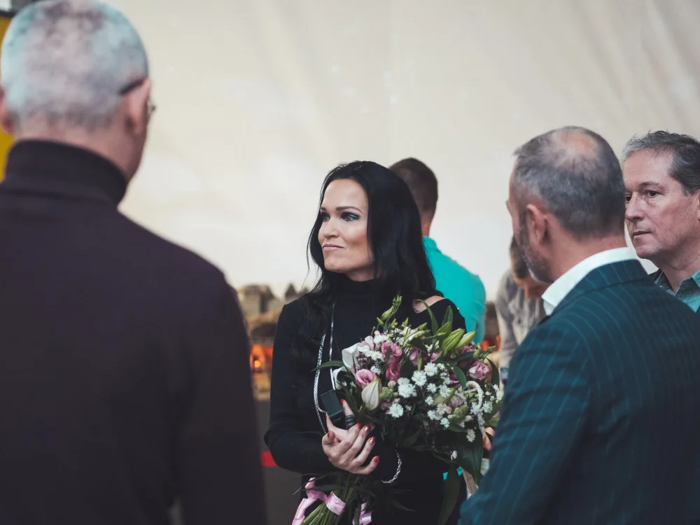 FOTO: Tarja se podívala před dnešním koncertem v Olomouci k betlému v Šantovce, dostala svou figurku