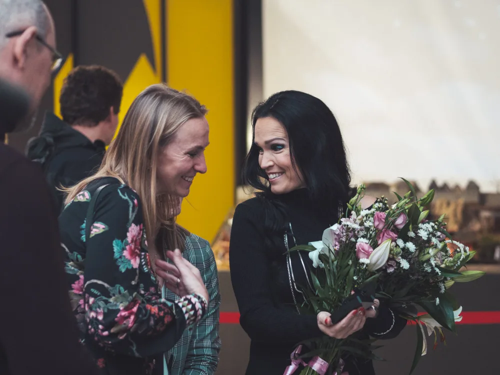 FOTO: Tarja se podívala před dnešním koncertem v Olomouci k betlému v Šantovce, dostala svou figurku