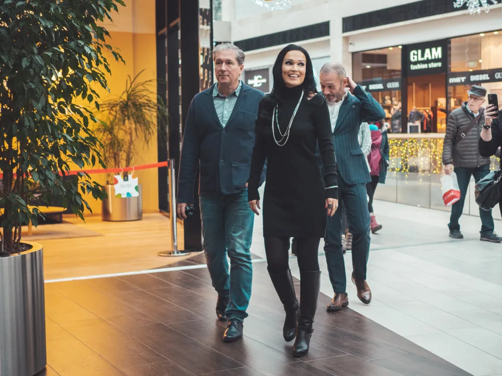 FOTO: Tarja se podívala před dnešním koncertem v Olomouci k betlému v Šantovce, dostala svou figurku
