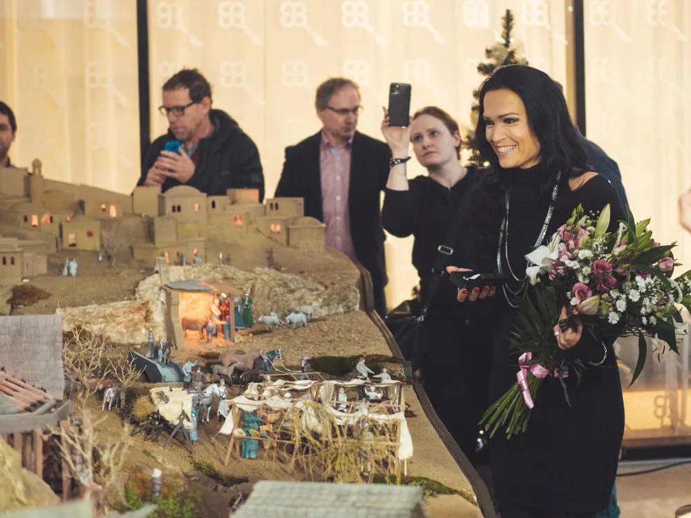 FOTO: Tarja se podívala před dnešním koncertem v Olomouci k betlému v Šantovce, dostala svou figurku