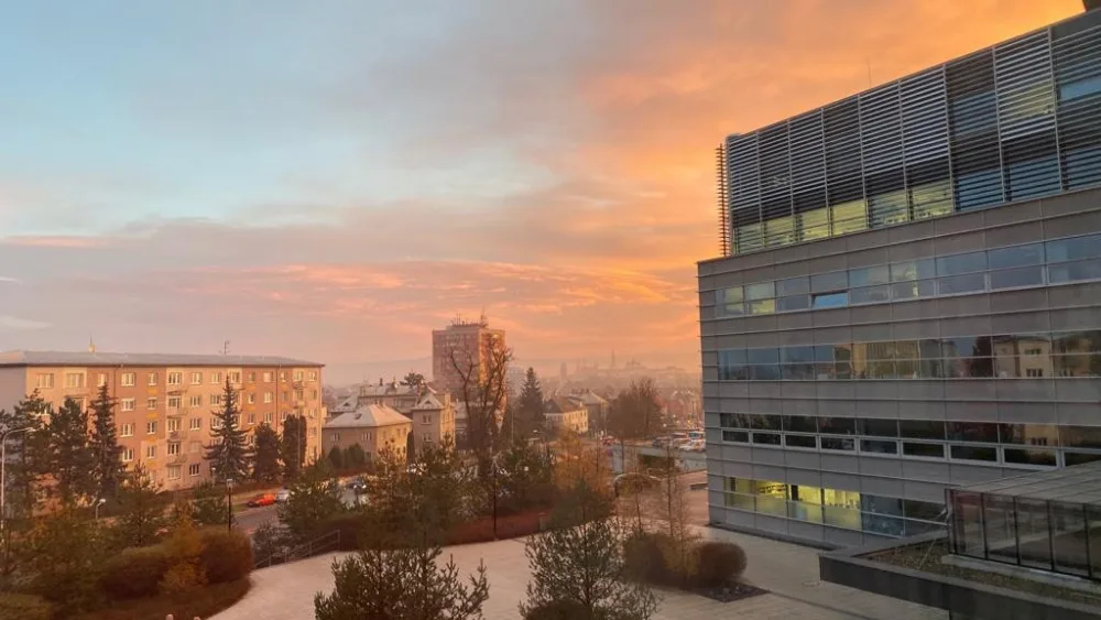FOTOGALERIE: Slunce a mraky dnes kouzlily na ranní obloze. Tady jsou vaše nejlepší úlovky