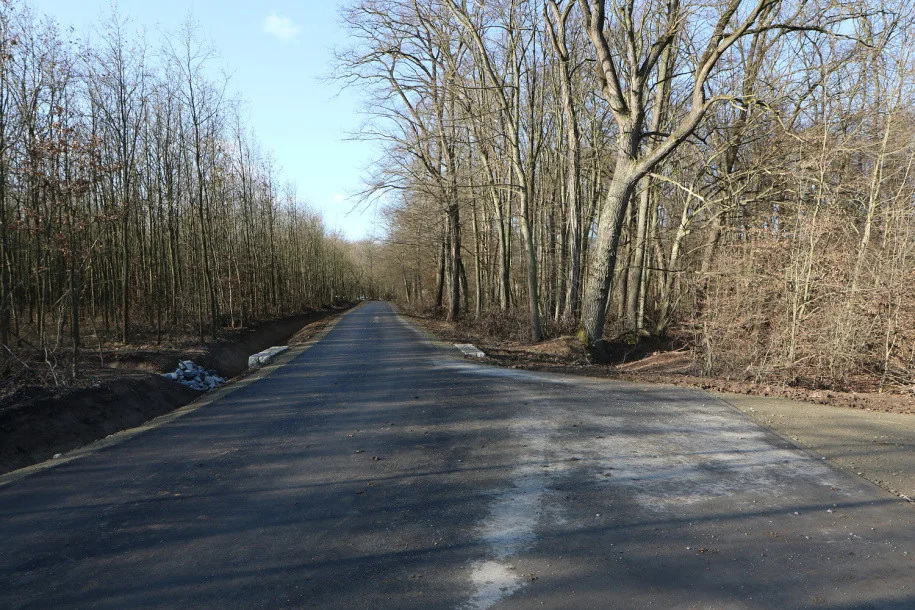 FOTO: Na Loveckou chatu už vede nová asfaltka