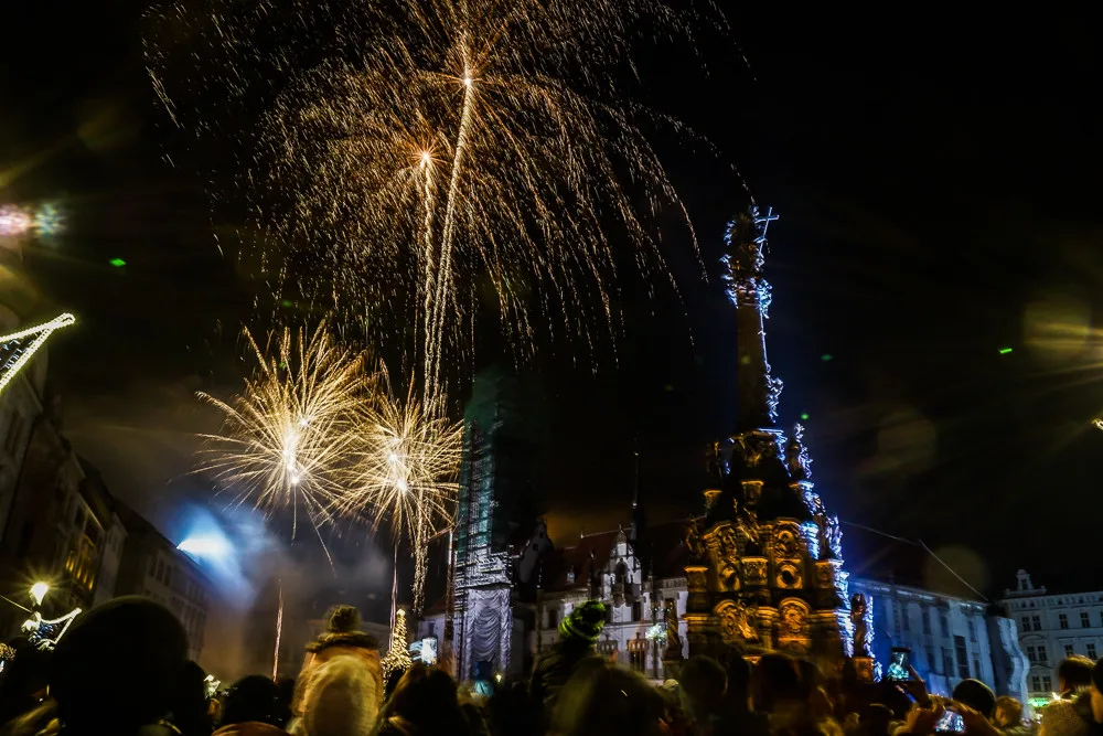FOTO/VIDEO: Novoroční ohňostroj ozářil nebe nad Olomoucí. Podívejte se na video a fotky